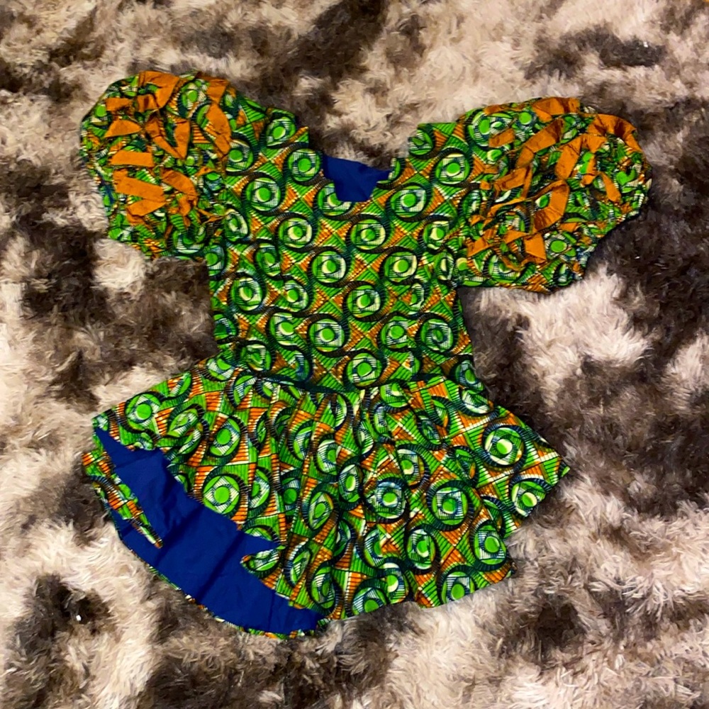 Custom African print, stunning two piece set with belt great condition